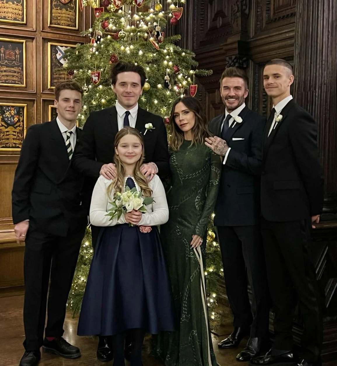 Victoria Beckham khéo léo nhắc tới ông bà thông gia tỷ phú - 2 Victoria Beckham khéo léo nhắc tới ông bà thông gia tỷ phú - 2