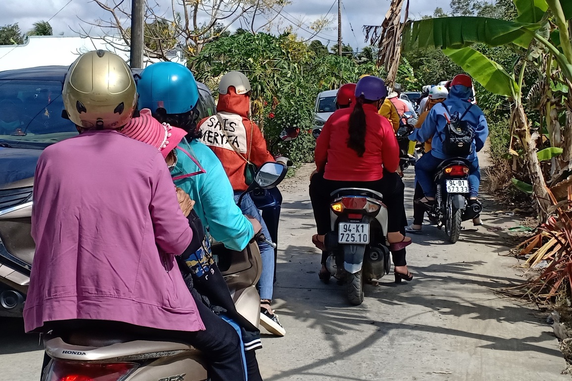 Hàng ngàn người đi vía Bà ngày rằm tháng Giêng ở xứ Công tử Bạc Liêu - 2 Hàng ngàn người đi vía Bà ngày rằm tháng Giêng ở xứ Công tử Bạc Liêu - 2