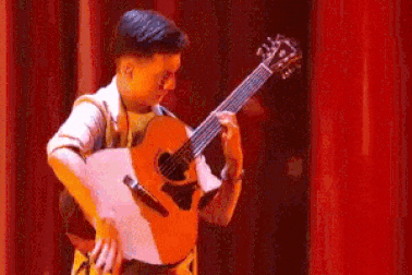 Ngón đàn ghita “dị biệt” của chàng trai 18 tuổi