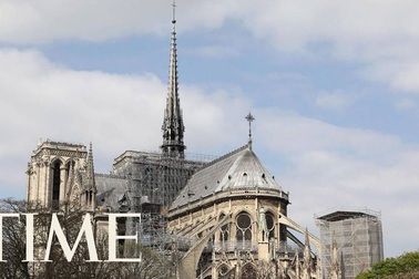 Nhà thờ Đức Bà Paris trước và sau khi chìm trong "cơn bão lửa"