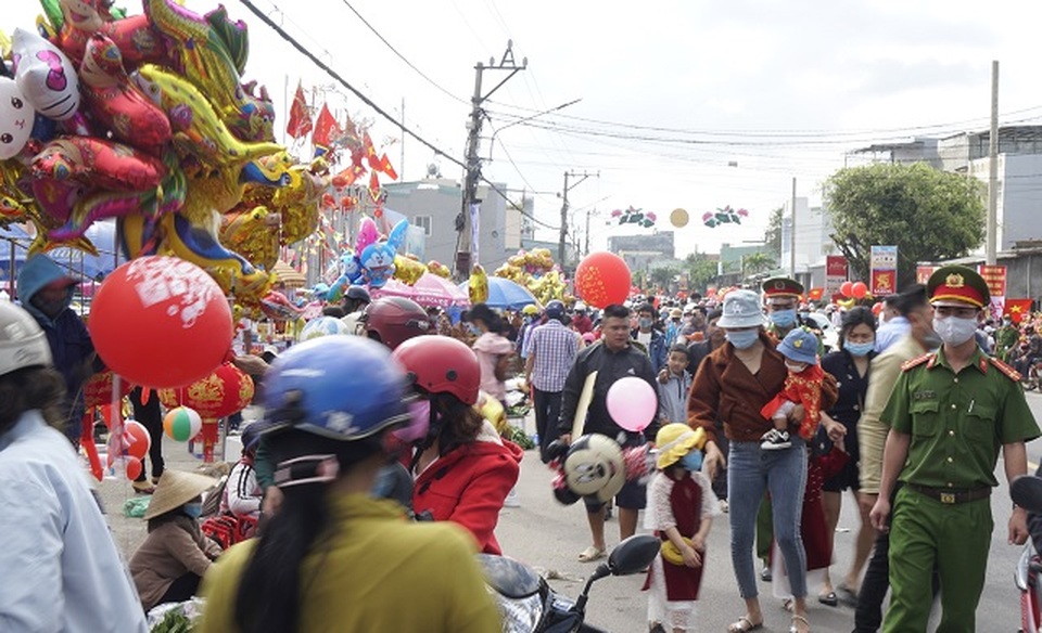 Nô nức đi phiên chợ một năm họp duy nhất ngày mùng 1 Tết - 2 Nô nức đi phiên chợ một năm họp duy nhất ngày mùng 1 Tết - 2