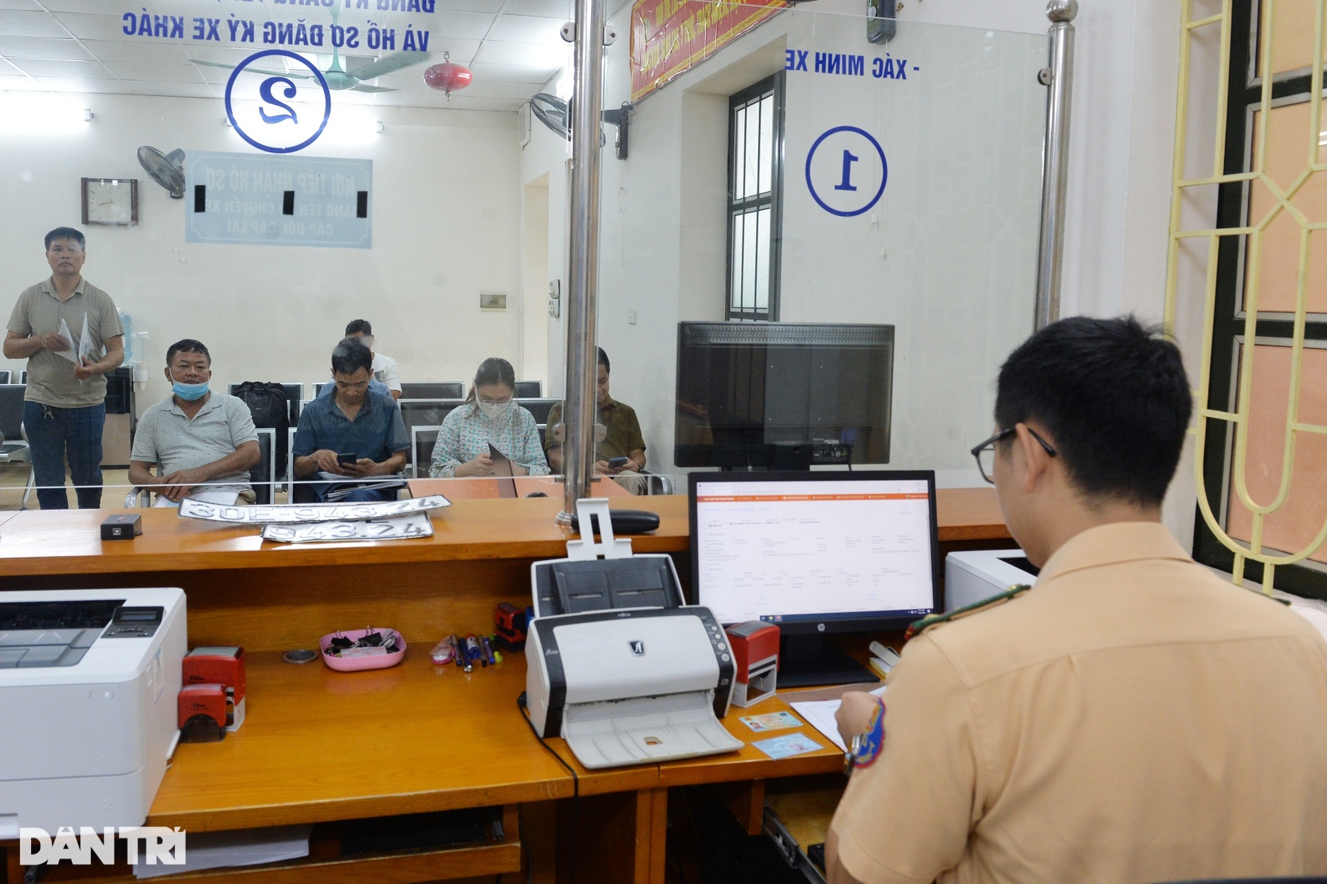 Hà Nội: Rất đông người dân đi làm thủ tục cấp biển số định danh - 11 Hà Nội: Rất đông người dân đi làm thủ tục cấp biển số định danh - 11