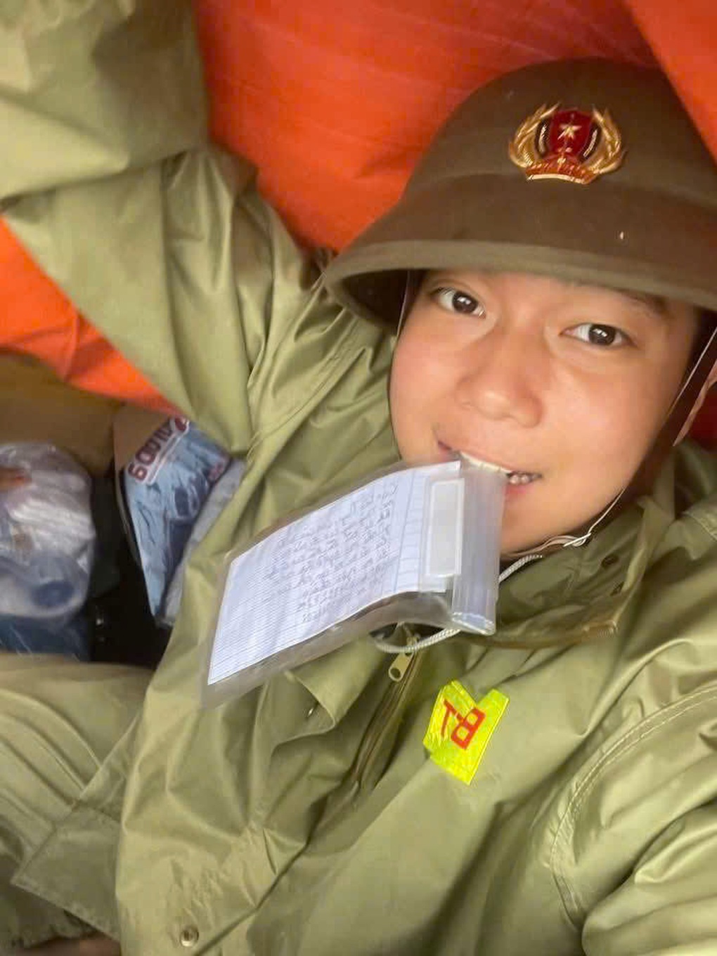 Lời nhắn của nam sinh khi đi cứu trợ gây sốt: “Có gì đưa con về với ba mẹ” - 1