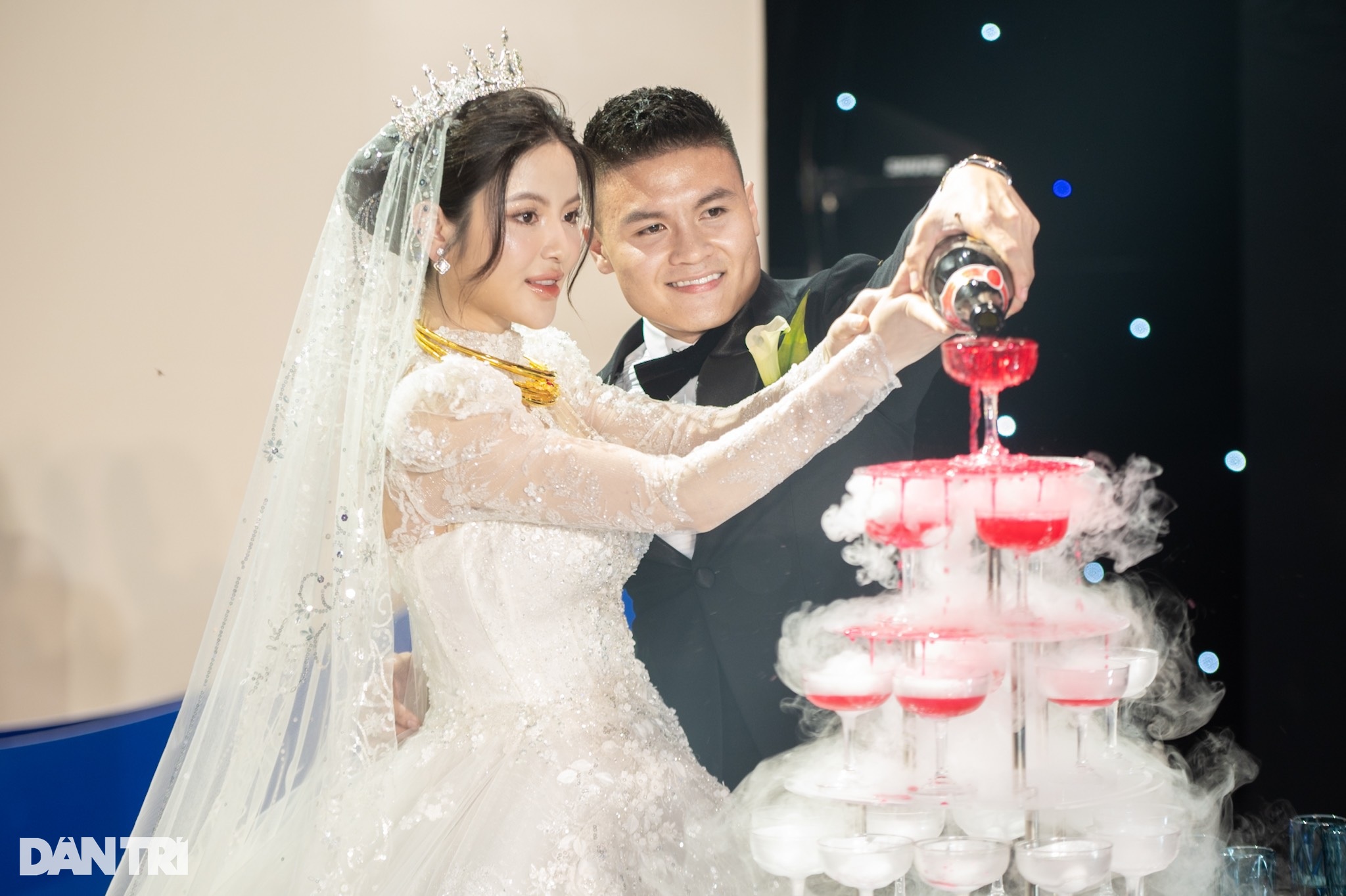 View - HLV Park Hang Seo nắm chặt tay Quang Hải, rạng rỡ đến dự đám cưới | Báo Dân trí