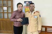 Hà Nội: Đánh rơi số tiền lớn, cô gái mừng khôn xiết khi được CSGT trả lại