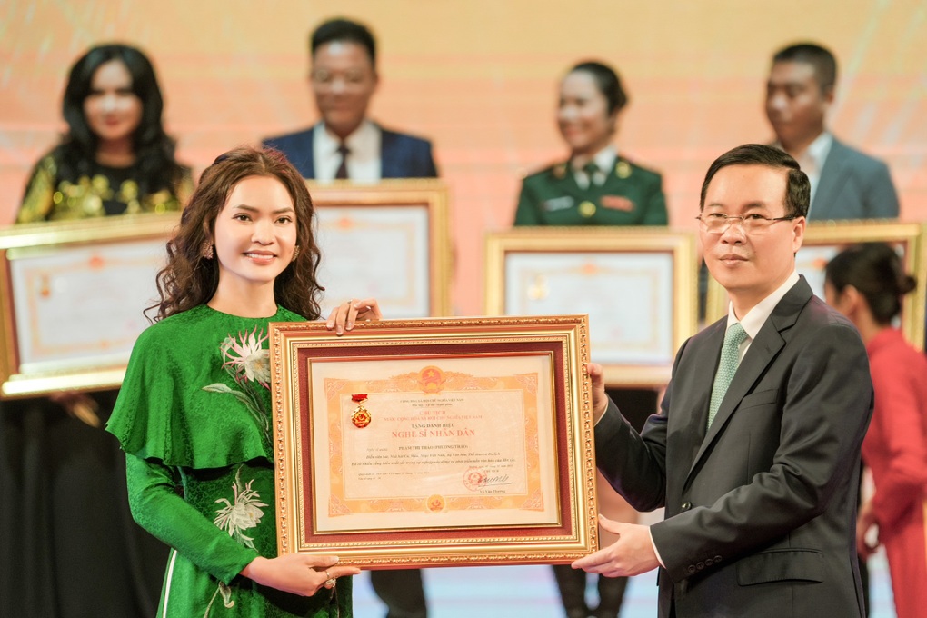 Phạm Phương Thảo - nữ ca sĩ trẻ nhất nhận danh hiệu NSND - 1 Phạm Phương Thảo - nữ ca sĩ trẻ nhất nhận danh hiệu NSND - 1