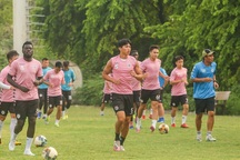 Đức Huy ngại va chạm với Văn Hậu, thích Messi về… CLB Hà Nội