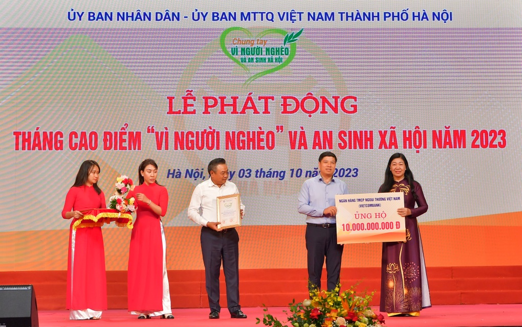 Vietcombank ủng hộ 10 tỷ đồng Vì người nghèo và an sinh xã hội TP Hà Nội - 1 Vietcombank ủng hộ 10 tỷ đồng Vì người nghèo và an sinh xã hội TP Hà Nội - 1