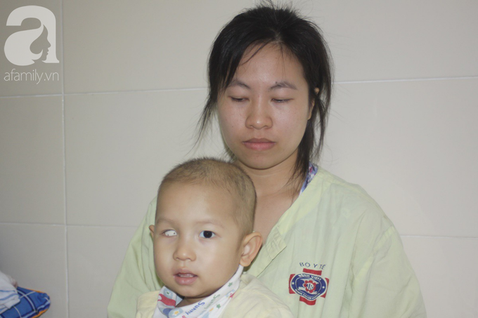 Lời khẩn cầu của người mẹ có con trai 1 tuổi nguy kịch vì ung thư võng mạc không có tiền mổ, bố bỏ đi - Ảnh 5. Lời khẩn cầu của người mẹ có con trai 1 tuổi nguy kịch vì ung thư võng mạc không có tiền mổ, bố bỏ đi - Ảnh 5.