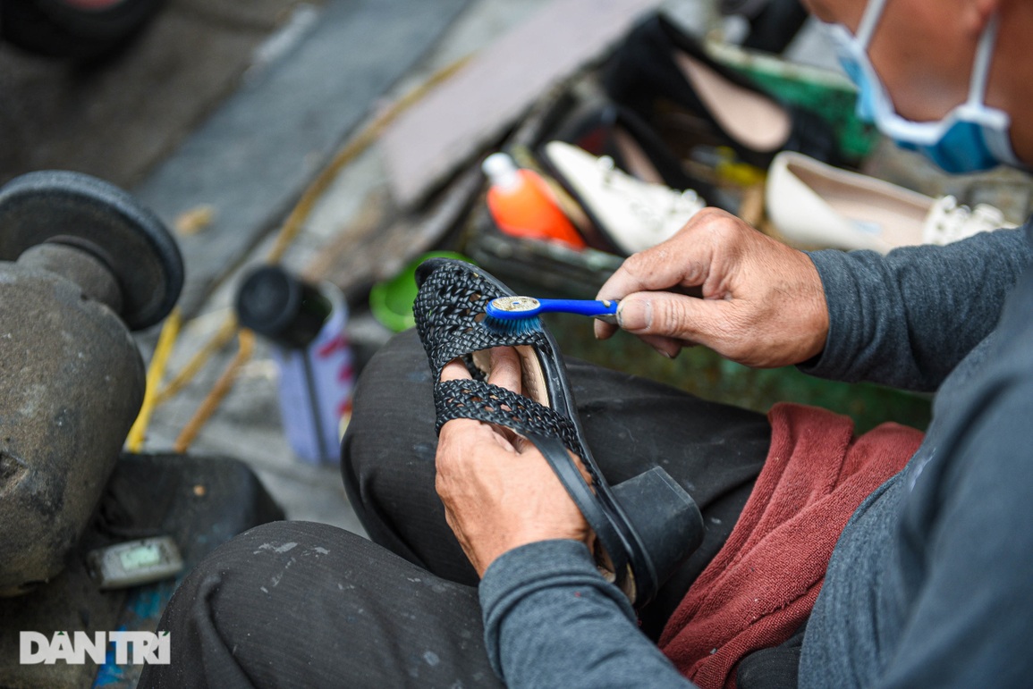 Làm nghề nhận đồ cũ, trả đồ mới, ông bố nuôi con thành y tá, diễn viên - 8