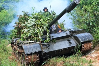 Chiến sĩ trẻ “cưỡi” tăng, luyện súng