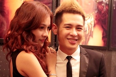 Hoàng Hải tay trong tay với một cô gái lạ