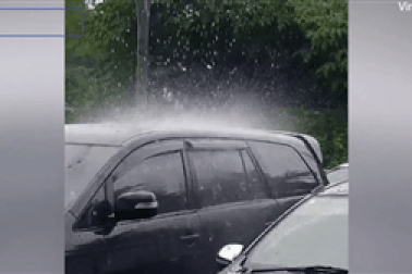 Video mưa như trút nước xuống đúng một chiếc ô tô Indonesia gây "bão mạng"