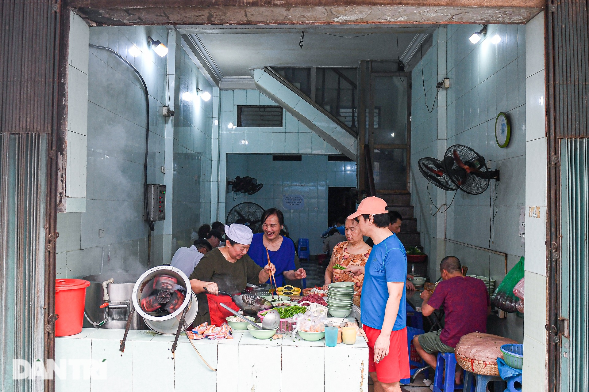 Quán phở Hà Nội chỉ bán một món, bà chủ tự ăn suốt 40 năm không ngán - 3 Quán phở Hà Nội chỉ bán một món, bà chủ tự ăn suốt 40 năm không ngán - 3