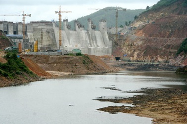 Sông “thoi thóp” do nhà máy thủy điện tự ý tích nước