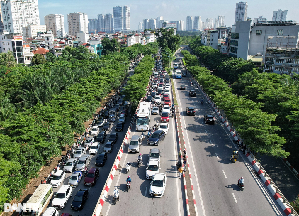 3 ô tô húc đuôi nhau, dòng xe chôn chân dưới nắng nóng - 3 3 ô tô húc đuôi nhau, dòng xe chôn chân dưới nắng nóng - 3