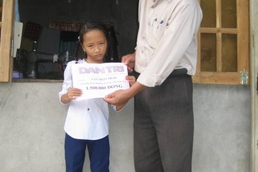 Quà bạn đọc đến với cô bé mong có chiếc chân giả 