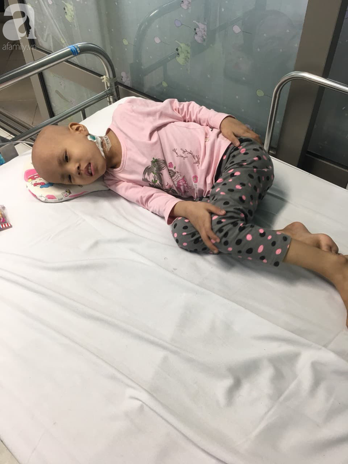 Câu hỏi trong nước mắt của bé gái 6 tuổi hàng ngày giành giật sự sống với căn bệnh ung thư: “Nếu không vay được tiền, con sẽ chết phải không mẹ?” - Ảnh 3. Câu hỏi trong nước mắt của bé gái 6 tuổi hàng ngày giành giật sự sống với căn bệnh ung thư: “Nếu không vay được tiền, con sẽ chết phải không mẹ?” - Ảnh 3.