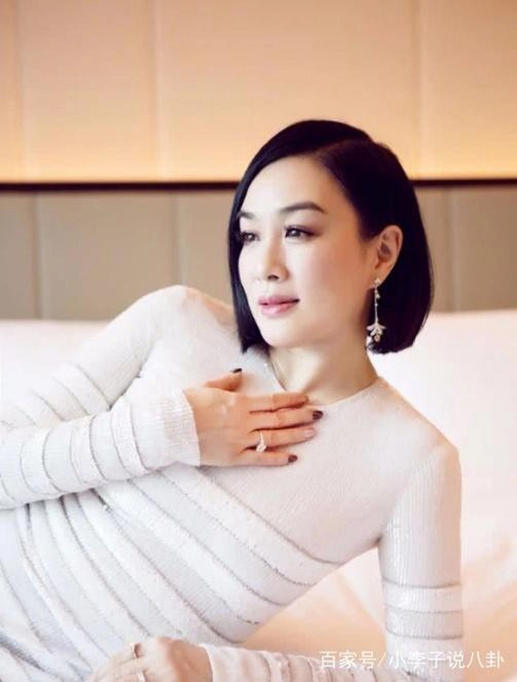 Con gái Chung Lệ Đề bị chỉ trích vì thay đồ ngay trong livestream - 6 Con gái Chung Lệ Đề bị chỉ trích vì thay đồ ngay trong livestream - 6