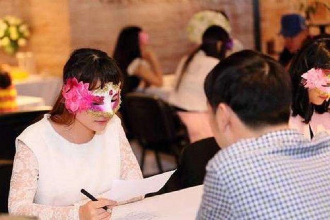 Lo ế vợ, 100 thanh niên xếp hàng chen chúc chờ 5 cô gái… xem mắt - 4 Lo ế vợ, 100 thanh niên xếp hàng chen chúc chờ 5 cô gái… xem mắt - 4