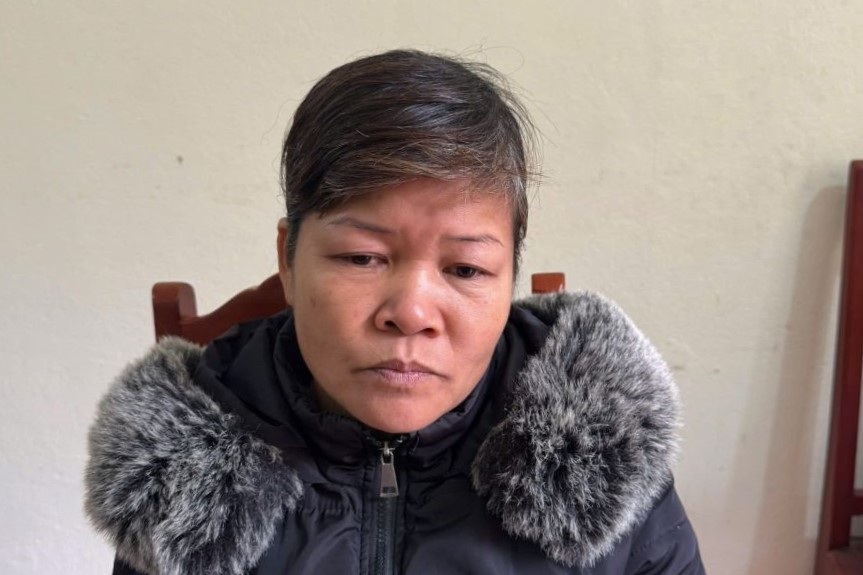交通警官の手を罵り噛んだ女を逮捕 - 1 Bắt giữ người phụ nữ chửi bới, cắn vào tay Cảnh sát giao thông - 1