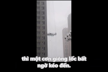 Nhóm công nhân bị treo lơ lửng trên cao trong cơn lốc
