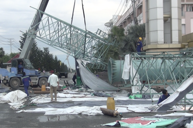 Hàng loạt bảng quảng cáo “tử thần” treo lơ lửng trên đầu người dân