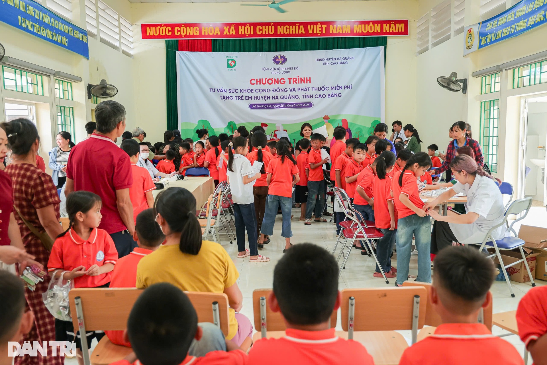 Hàng trăm trẻ em vùng biên được khám sàng lọc viêm gan B - 1 Hàng trăm trẻ em vùng biên được khám sàng lọc viêm gan B - 1