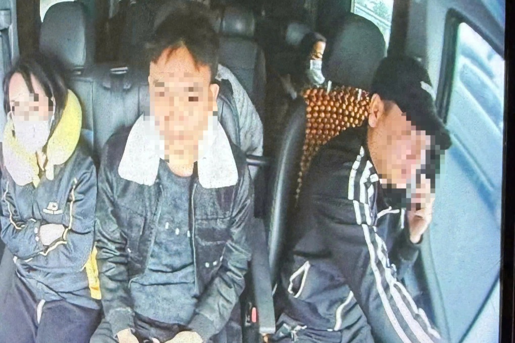 Cục CSGT: “Tuyệt đối không sử dụng điện thoại khi lái xe trên cao tốc” - 2 Cục CSGT: “Tuyệt đối không sử dụng điện thoại khi lái xe trên cao tốc” - 2