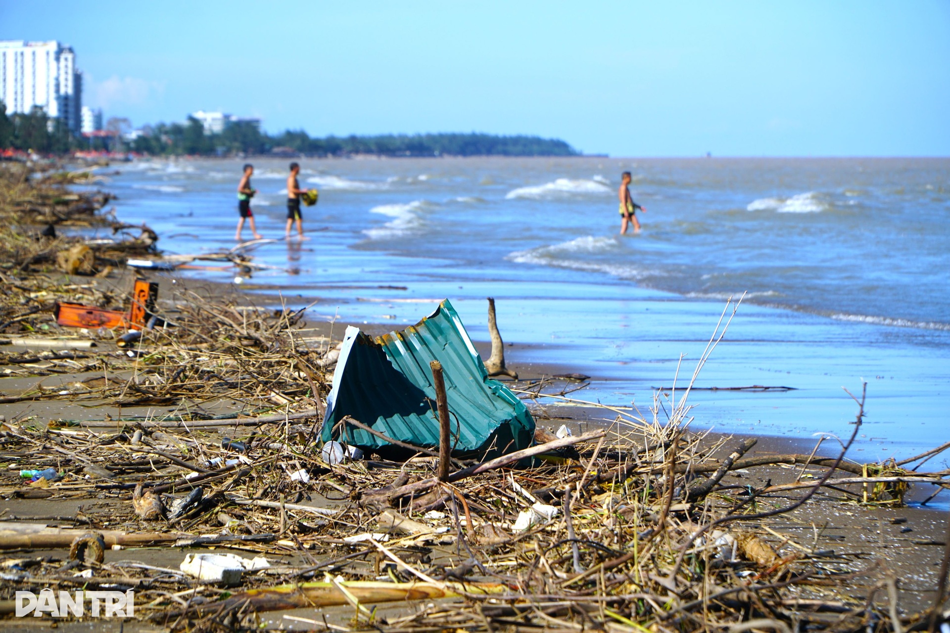 Biển Sầm Sơn tan hoang, ngổn ngang rác thải sau bão Bualoi - 2