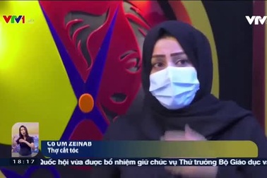 Một phụ nữ Iraq vượt qua định kiến theo đuổi nghề cắt tóc nam