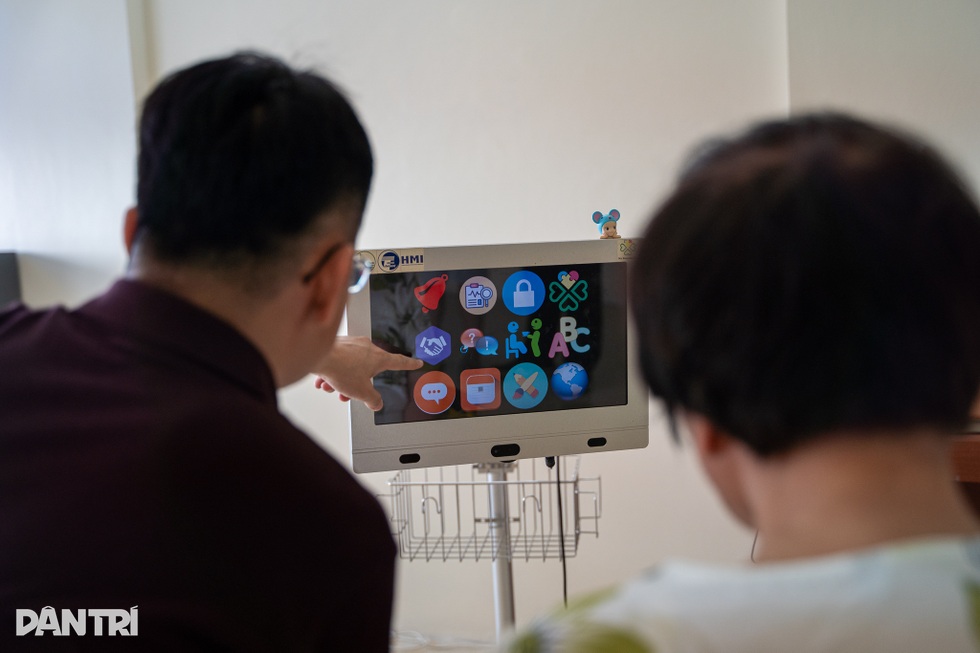 Cỗ máy giúp người liệt nói chuyện, lướt web bằng mắt của nhà khoa học Việt - 9 Cỗ máy giúp người liệt nói chuyện, lướt web bằng mắt của nhà khoa học Việt - 9