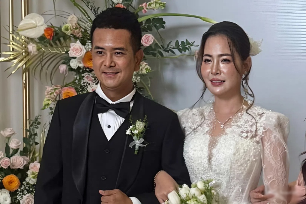 Hùng Thuận Đất phương Nam khóa môi vợ trong lễ cưới - 1 Hùng Thuận “Đất phương Nam” khóa môi vợ trong lễ cưới