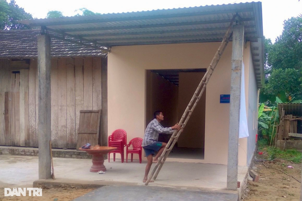 Cặp vợ chồng ngây dại cùng 4 đứa con thơ có nhà mới nhờ bạn đọc Dân trí - 3 Cặp vợ chồng ngây dại cùng 4 đứa con thơ có nhà mới nhờ bạn đọc Dân trí - 3