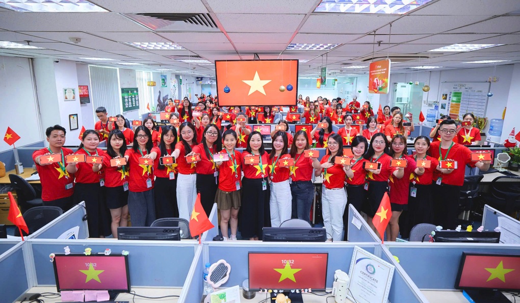 16.000 nhân sự VPBank mặc áo cờ đỏ sao vàng, hát Quốc ca - 4 16.000 nhân sự VPBank mặc áo cờ đỏ sao vàng, hát Quốc ca - 4