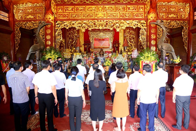 Bộ trưởng Đào Ngọc Dung dâng hương tưởng niệm các anh hùng, liệt sĩ tại Thái Nguyên  - Ảnh 4.