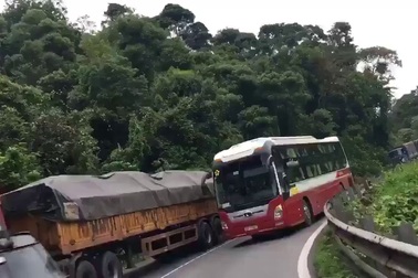 Kinh hãi xe khách vượt ẩu ở khúc cua suýt gây tai nạn chết người