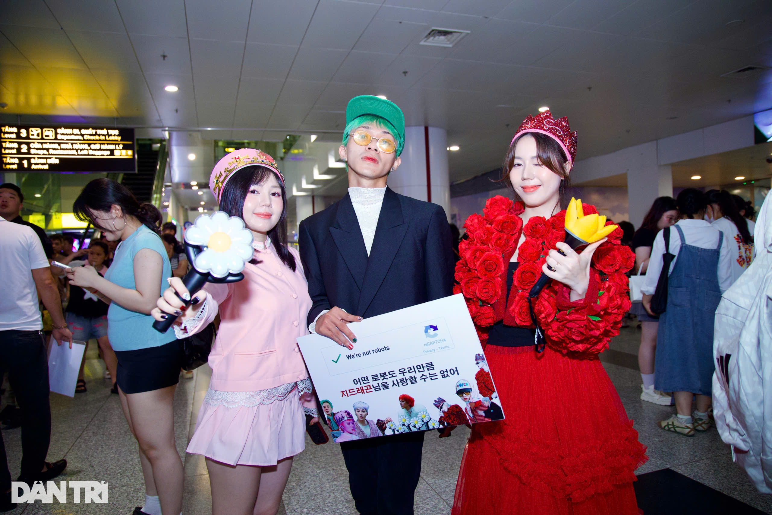 G‑Dragon có mặt tại Hà Nội, rừng fan mang hoa cúc đón chào như mở hội - 6 G‑Dragon có mặt tại Hà Nội, rừng fan mang hoa cúc đón chào như mở hội - 6