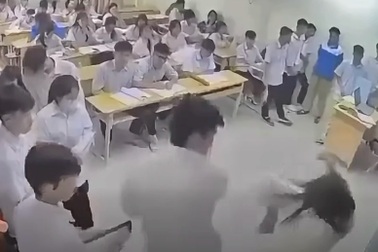 Bắt khẩn cấp nam sinh cấp 3 đấm cô giáo trên bục giảng ở Hà Nội