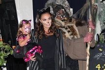 Con gái tỷ phú F1 hóa trang thành mèo mẹ dễ thương