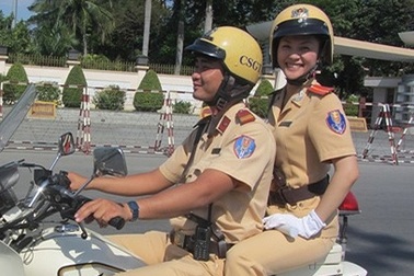 Nữ CSGT duyên dáng dẫn đoàn nguyên thủ