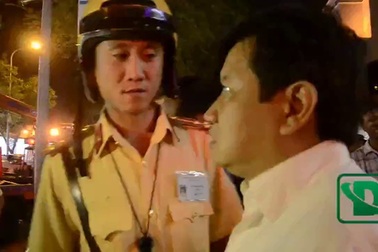 Cẩu xe của Tổng Lãnh sự quán Australia đậu ngược chiều trên vỉa hè Sài Gòn