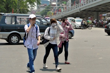 Hôm nay nhiệt độ Hà Nội tiếp tục vượt ngưỡng 40 độ C