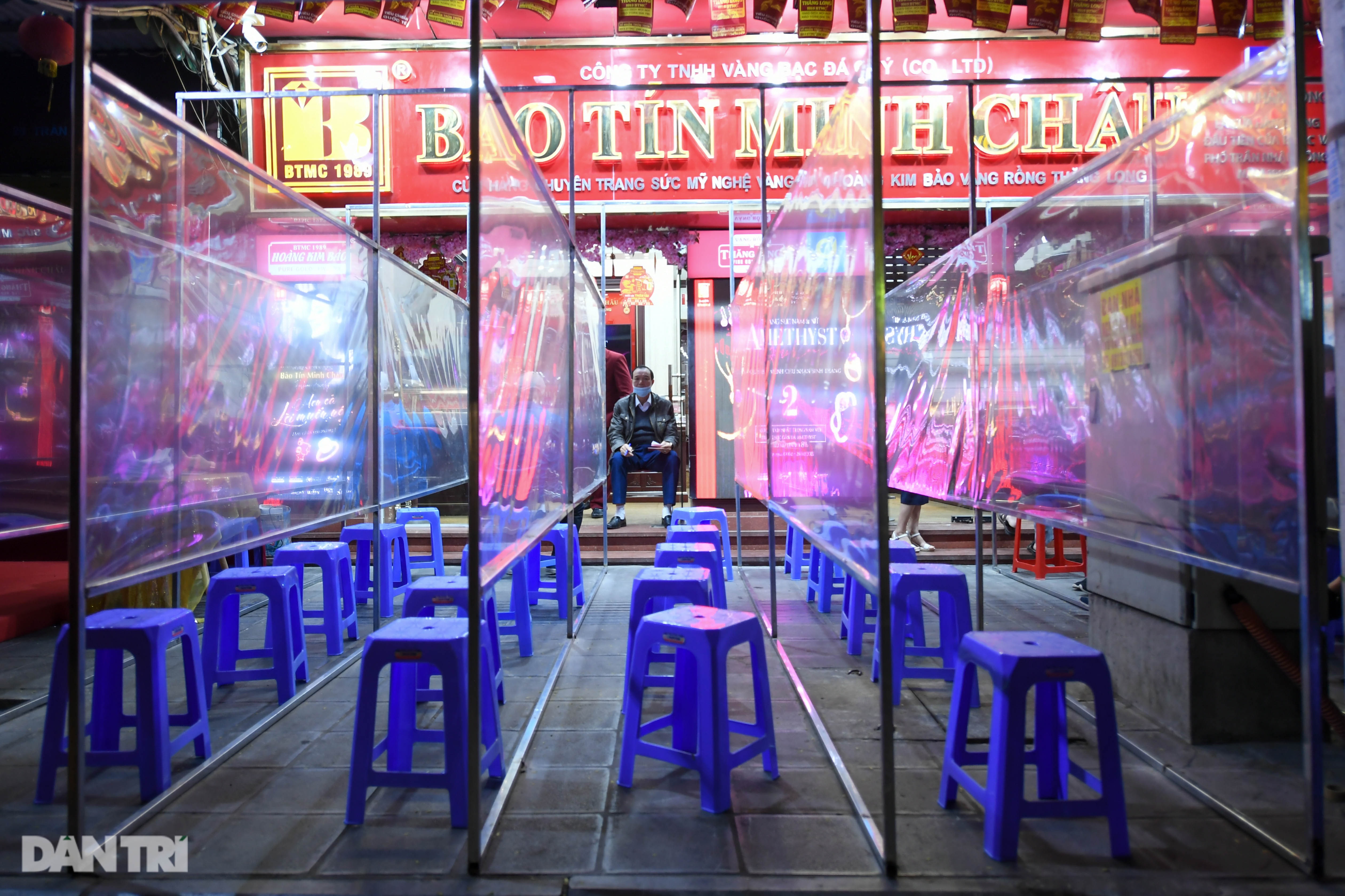 Người dân Hà Nội xếp hàng từ 3h sáng mua vàng ngày vía Thần Tài - 2