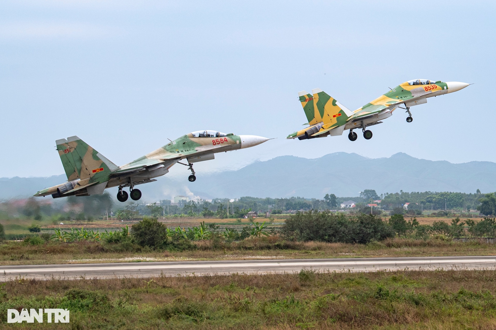Những phi công huấn luyện hổ mang chúa SU-30MK2 tại Triển lãm Quốc phòng - 9 Những phi công huấn luyện hổ mang chúa SU-30MK2 tại Triển lãm Quốc phòng - 9