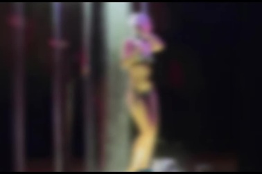 Xuất hiện vũ công vừa nhảy vừa gội đầu ở bar bãi biển ở Hạ Long