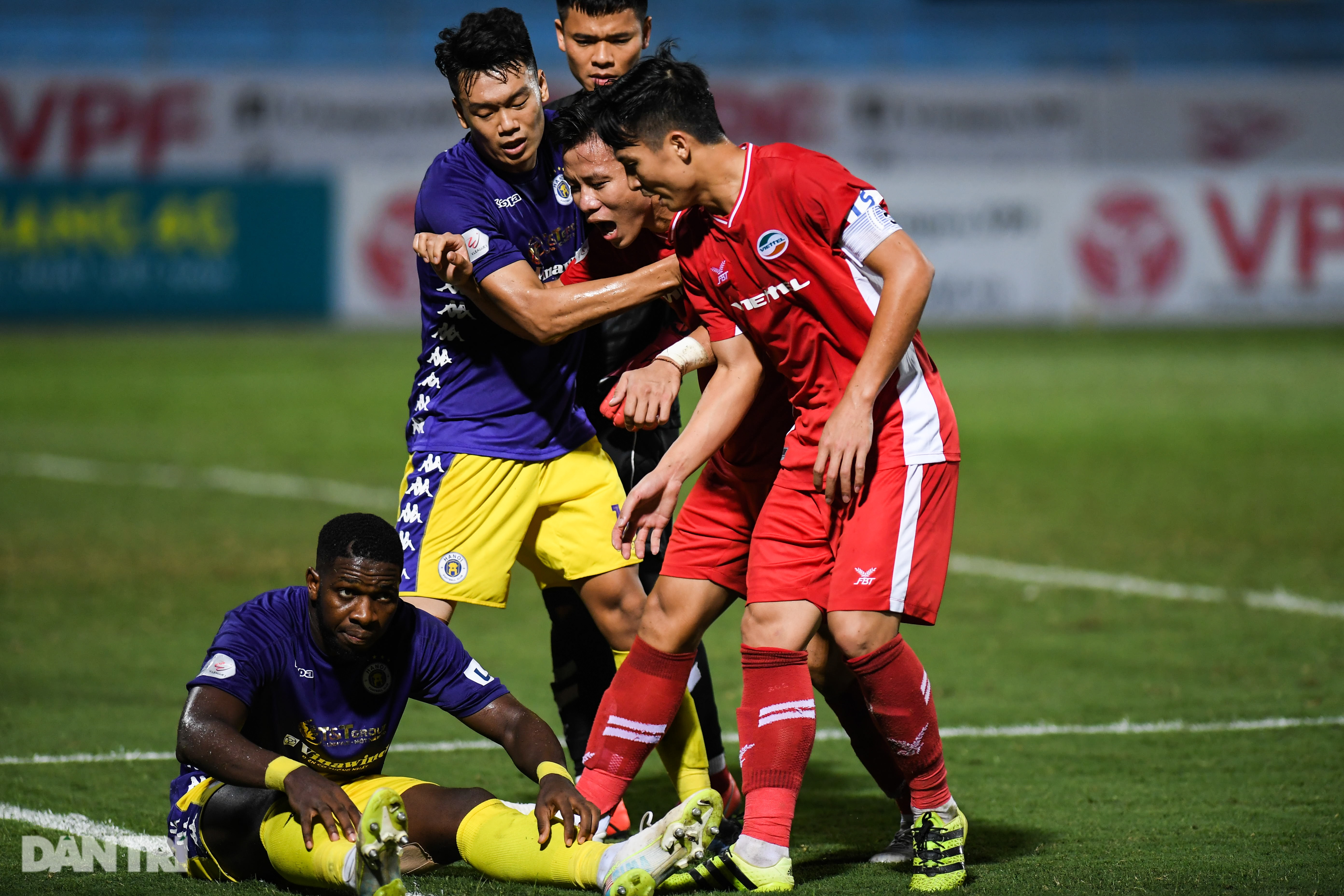 CLB Viettel 0-0 CLB Hà Nội: Kẻ vững ngôi đầu, người tụt thứ hạng - 19 CLB Viettel 0-0 CLB Hà Nội: Kẻ vững ngôi đầu, người tụt thứ hạng - 19