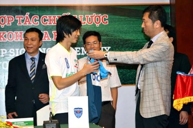 Tuấn Anh ra Hà Nội đón Yokohama FC