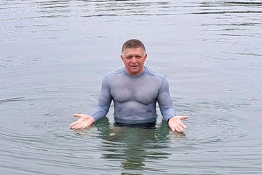 Thủ tướng Slovakia bơi sông, khẳng định đủ sức khỏe dự lễ duyệt binh ở Nga