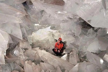 Kinh ngạc với hốc đá phủ kín pha lê trong suốt